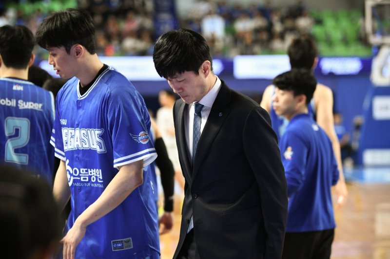 어두운 표정의 강혁 감독 (출처=연합뉴스)