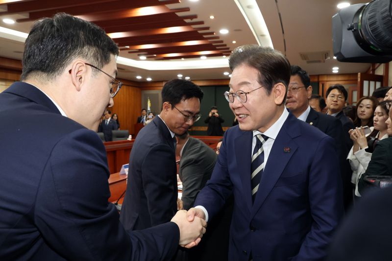 더불어민주당 이재명 대선 경선 후보가 21일 서울 여의도 금융투자협회에서 열린 자본시장 활성화를 위한 정책간담회에서 참석자들과 인사를 하고 있다. 사진=서동일 기자