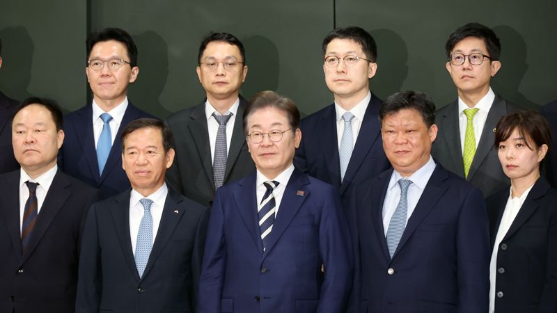 더불어민주당 이재명 대선 경선 후보가 21일 서울 여의도 금융투자협회에서 열린 자본시장 활성화를 위한 정책간담회에서 참석자들과 기념촬영을 하고 있다. 사진=서동일 기자
