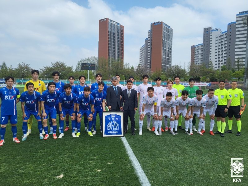 대전 코레일로부터 특별한 유니폼을 선물받은 김승희 감독(가운데)(대한축구협회 제공)