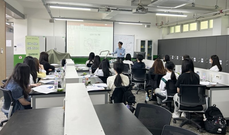 [전주=뉴시스]윤난슬 기자 = 전북특별자치도교육청은 학생들의 소질과 적성, 진로에 맞는 다양한 학습 기회를 보장하기 위해 '2025년 학점 인정 학교 밖 교육 1학기 주말 강좌'를 운영한다고 21일 밝혔다.(사진=전북교육청 제공)