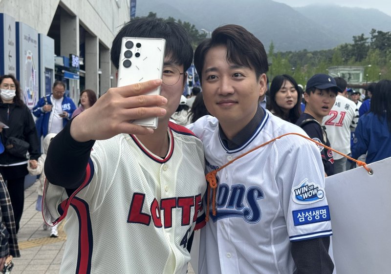 이준석 개혁신당 대선 예비후보가 20일 프로야구 삼성과 롯데의 경기가 열리는 대구 수성구 삼성라이온즈파크를 찾아 시민들과 기념촬영을 하고 있다.(이준석 캠프 제공. 재판매 및 DB 금지) 2025.4.20/뉴스1