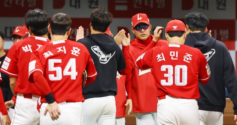 [서울=뉴시스] 박주성 기자 = 30일 오후 서울 구로구 고척스카이돔에서 열린 프로야구 2025 KBO리그 SSG 랜더스 대 키움 히어로즈의 경기, SSG가 키움에게 8대2로 승리 후 이숭용 감독이 선수들과 기쁨을 나누고 있다. 2025.03.30. park7691@newsis.com
