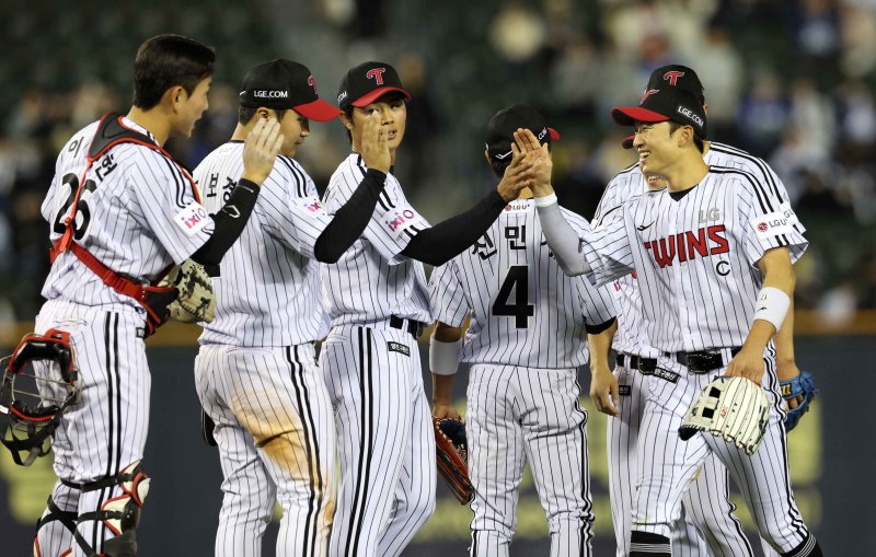 [서울=뉴시스] 고범준 기자 = 16일 서울 송파구 잠실야구장에서 열린 2025 KBO리그 삼성 라이온즈와 LG 트윈스의 경기, 12-2로 승리한 LG 선수들이 기뻐하고 있다. 2025.04.16. bjko@newsis.com