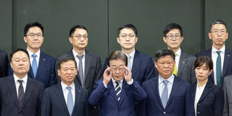 이재명 더불어민주당 경선 후보가 21일 오전 서울 여의도 금융투자협회에서 열린 자본시장 활성화를 위한 정책간담회에서 기념촬영에 앞서 안경을 고쳐쓰고 있다. 2025.4.21/뉴스1 ⓒ News1 이재명 기자