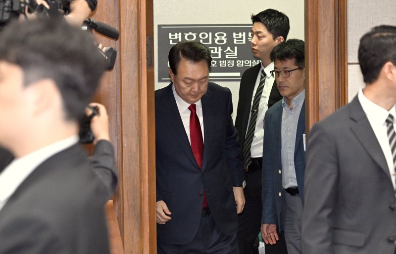 [서울=뉴시스] 사진공동취재단 = 윤석열 전 대통령이 21일 서울 서초동 서울중앙지법에서 열린 내란 우두머리 혐의 형사재판 2차 공판에 출석하고 있다. 2024.04.21. photo@newsis.com