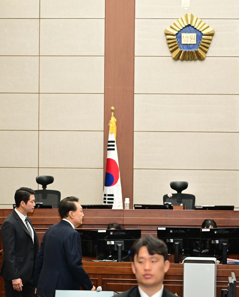 [서울=뉴시스] 사진공동취재단 = 12·3 비상계엄을 선포해 내란 우두머리 혐의로 재판에 넘겨진 윤석열 전 대통령이 21일 오전 서울 서초구 서울중앙지법 417호 법정으로 재판을 받기 위해 들어오고 있다. 2025.04.21. photo@newsis.com