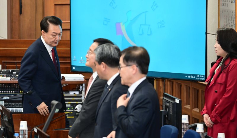 [서울=뉴시스] 사진공동취재단 = 12·3 비상계엄을 선포해 내란 우두머리 혐의로 재판에 넘겨진 윤석열 전 대통령이 21일 오전 서울 서초구 서울중앙지법 417호 법정으로 재판을 받기 위해 들어오고 있다. 2025.04.21. photo@newsis.com