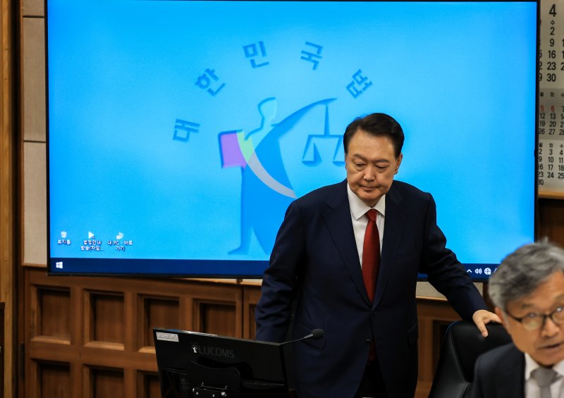 [서울=뉴시스] 사진공동취재단 = 윤석열 전 대통령이 21일 오전 서울 서초구 서울중앙지방법원에서 열린 내란 우두머리 혐의에 대한 두 번째 정식 재판에 출석하고 있다. 2025.04.21. photo@newsis.com