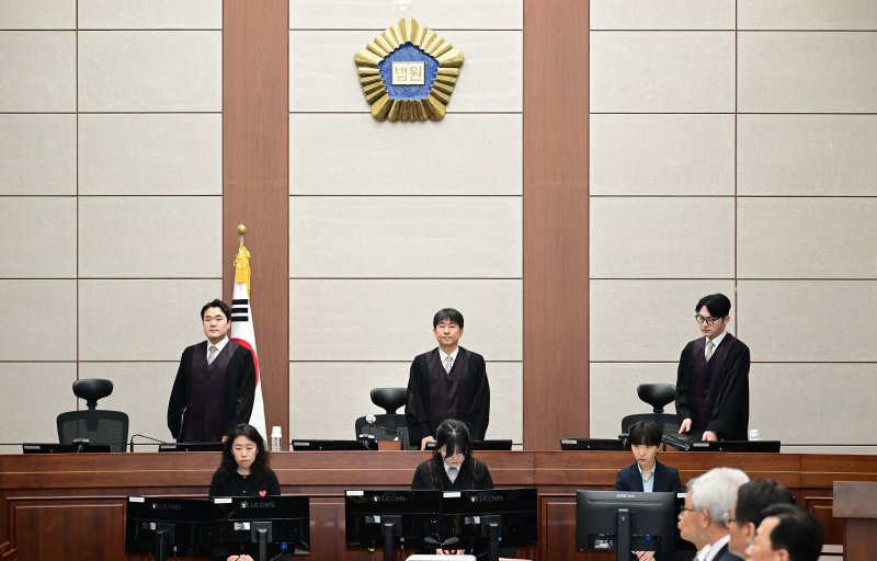 [서울=뉴시스] 사진공동취재단 = 지귀연 부장판사(가운데)가 윤석열 전 대통령의 내란 우두머리 혐의 재판을 하기 위해 21일 오전 서울 서초구 서울중앙지법 417호 법정으로 들어오고 있다. 2025.04.21. photo@newsis.com