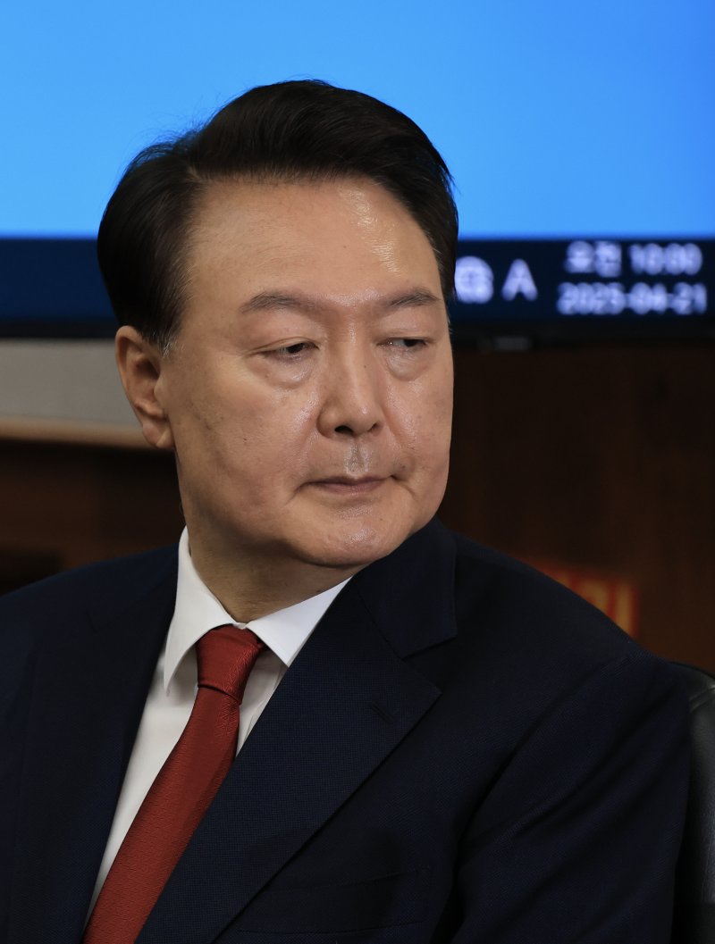 [서울=뉴시스] 사진공동취재단 = 12·3 비상계엄을 선포해 내란 우두머리 혐의로 재판에 넘겨진 윤석열 전 대통령이 21일 오전 서울 서초구 서울중앙지법 417호 법정에 앉아 재판 시작을 기다리고 있다. 2025.04.21. photo@newsis.com