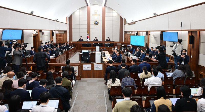 [서울=뉴시스] 사진공동취재단 = 21일 서울 서초동 서울중앙지법에서 윤석열 전 대통령의 내란 우두머리 혐의 형사재판 2번째 공판이 열리고 있다. 2025.04.21. photo@newsis.com