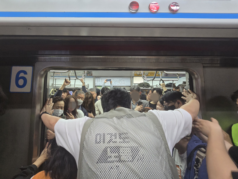 [현장]전장연, 지하철 시위 1년 만에 재개…혜화역 '대혼란'