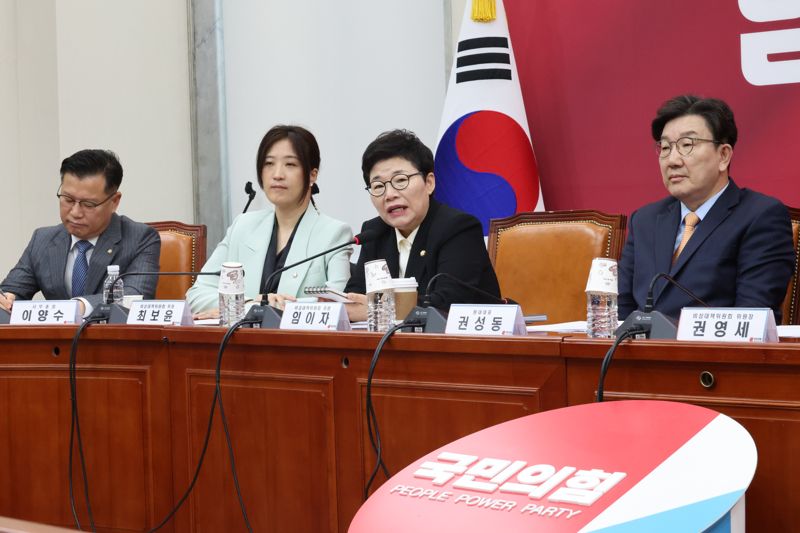 임이자 국민의힘 비상대책위원이 21일 서울 여의도 국회에서 열린 비상대책위원회의에서 발언하고 있다. 사진=박범준 기자