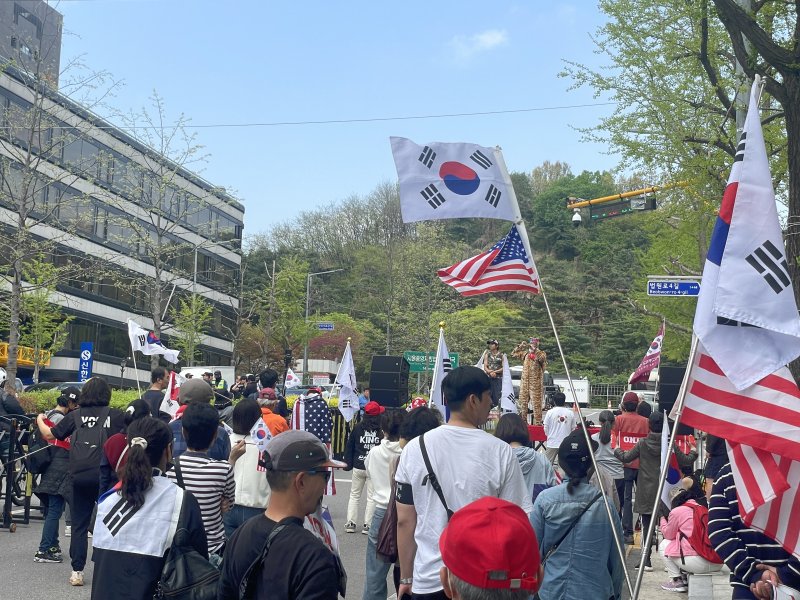 [서울=뉴시스]강류나 인턴 기자=윤석열 전 대통령의 '내란 우두머리' 혐의 두 번째 공판이 열린 21일 오전 서울 서초구 서초동 서울중앙지법 인근은 지지·규탄 세력이 집회를 열면서 혼잡한 모습을 보였다. 2025.04.21. photo@newsis.com *재판매 및 DB 금지