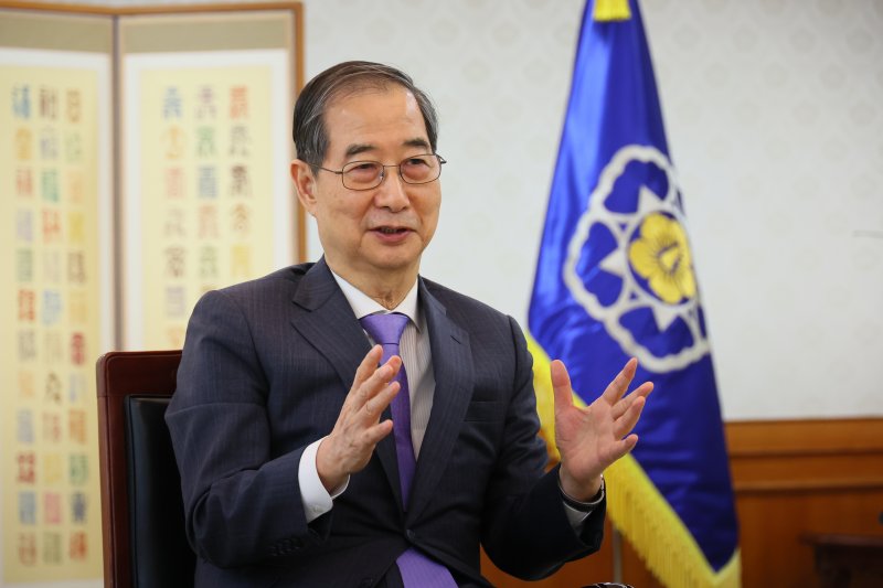 한덕수 대통령 권한대행 국무총리가 지난 17일 서울 종로구 정부서울청사에서 영국 언론사 파이낸셜 타임스(Financial Times, FT)와 미국의 관세조치에 대한 대응, 국정 운영 및 안보 정책 방향 등에 대한 인터뷰를 하고 있다. (총리실 제공, 재판매 및 DB 금지) 2025.4.20/뉴스1 ⓒ News1 임세영 기자