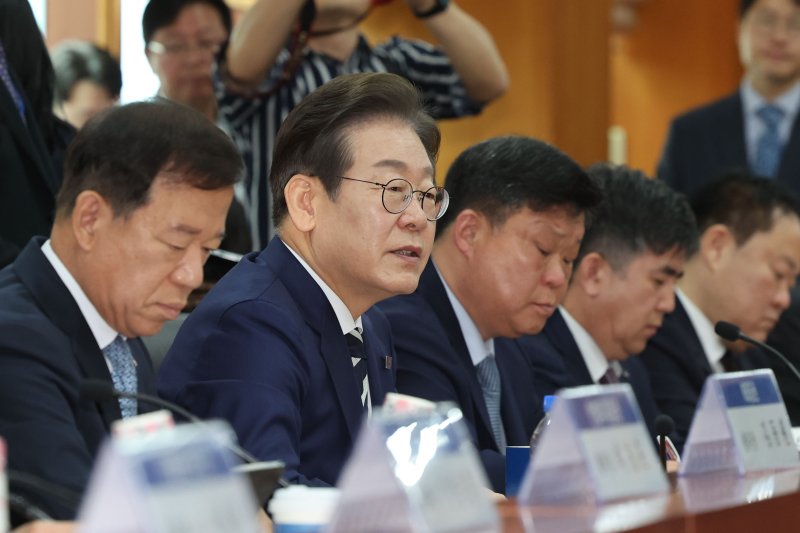 [서울=뉴시스] 권창회 기자 = 이재명 제21대 대통령 선거 더불어민주당 경선 후보가 21일 서울 여의도 금융투자협회에서 열린 자본시장 활성화를 위한 정책간담회에서 인사말을 하고 있다. 2025.04.21. kch0523@newsis.com