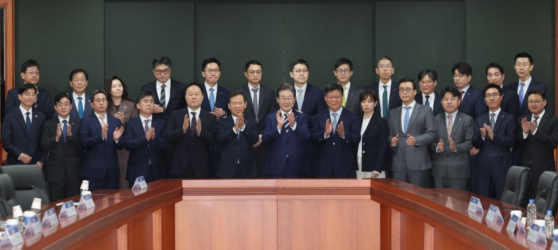 [서울=뉴시스] 권창회 기자 = 이재명 제21대 대통령 선거 더불어민주당 경선 후보가 21일 서울 여의도 금융투자협회에서 열린 자본시장 활성화를 위한 정책간담회에서 서유석 금융투자협회장을 비롯한 참석자들과 기념촬영을 하고 있다. 2025.04.21. kch0523@newsis.com
