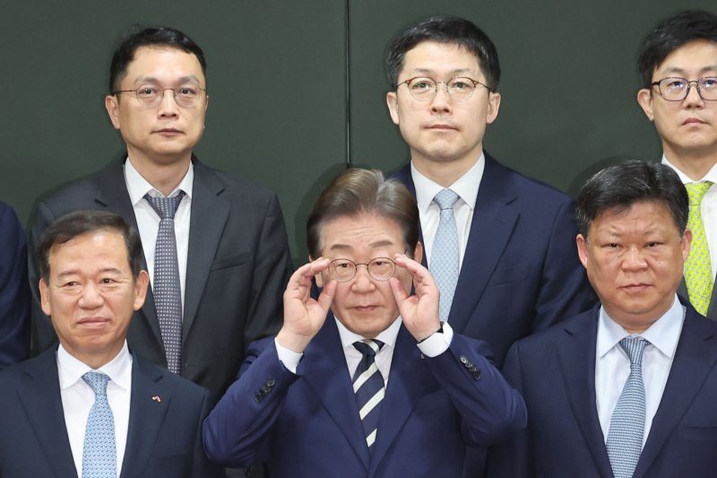 [서울=뉴시스] 권창회 기자 = 이재명 제21대 대통령 선거 더불어민주당 경선 후보가 21일 서울 여의도 금융투자협회에서 열린 자본시장 활성화를 위한 정책간담회에서 기념촬영 전 안경을 고쳐쓰고 있다. 2025.04.21. kch0523@newsis.com