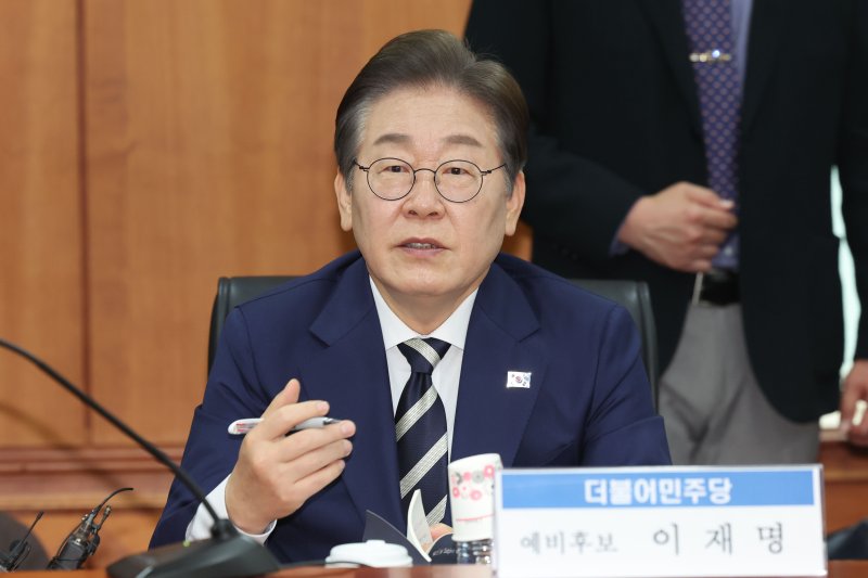 [서울=뉴시스] 권창회 기자 = 이재명 제21대 대통령 선거 더불어민주당 경선 후보가 21일 서울 여의도 금융투자협회에서 열린 자본시장 활성화를 위한 정책간담회에서 질의응답을 하고 있다. 2025.04.21. kch0523@newsis.com