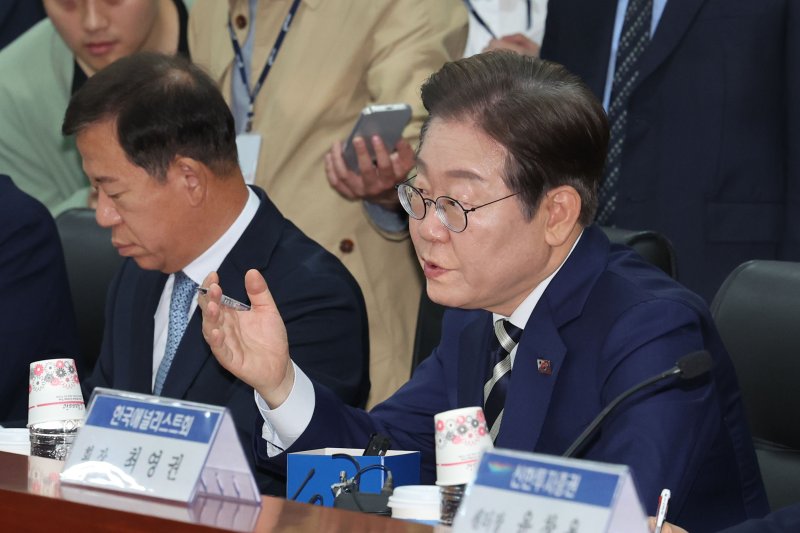 [서울=뉴시스] 권창회 기자 = 이재명 제21대 대통령 선거 더불어민주당 경선 후보가 21일 서울 여의도 금융투자협회에서 열린 자본시장 활성화를 위한 정책간담회에서 질의응답을 하고 있다. 2025.04.21. kch0523@newsis.com