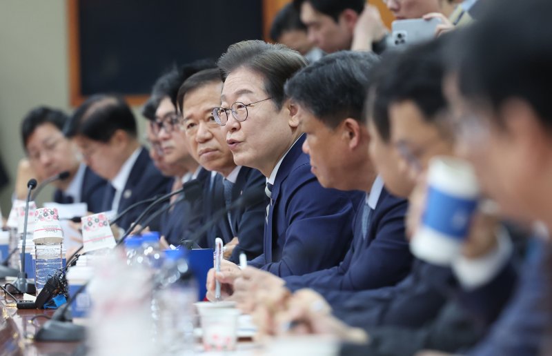 [서울=뉴시스] 권창회 기자 = 이재명 제21대 대통령 선거 더불어민주당 경선 후보가 21일 서울 여의도 금융투자협회에서 열린 자본시장 활성화를 위한 정책간담회에서 인사말을 하고 있다. 2025.04.21. kch0523@newsis.com