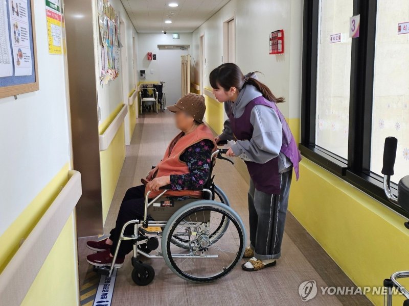 어르신 불편한 데 있으시면 말씀하세요 (출처=연합뉴스)