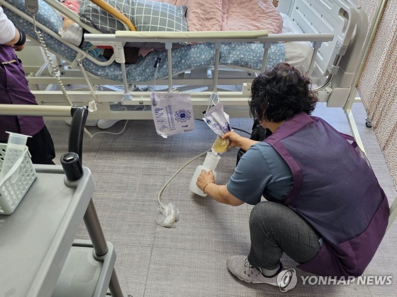 소변 색으로 어르신 건강 상태를 확인합니다 (출처=연합뉴스)