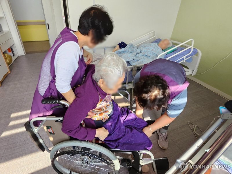 휠체어 태우기는 힘들어 (출처=연합뉴스)
