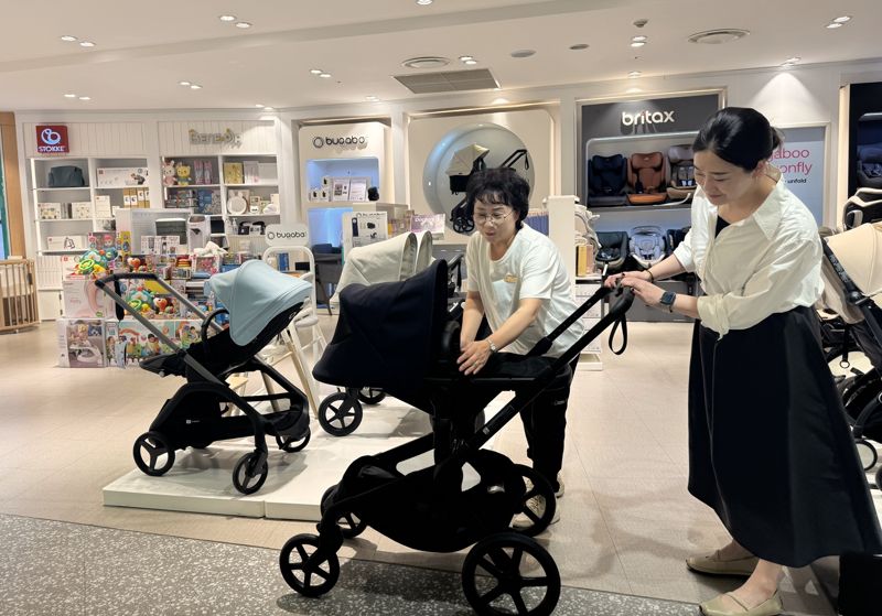 롯데백화점 잠실점 유모차 매장에서 고객이 상품을 둘러보고 있다. 롯데백화점 제공
