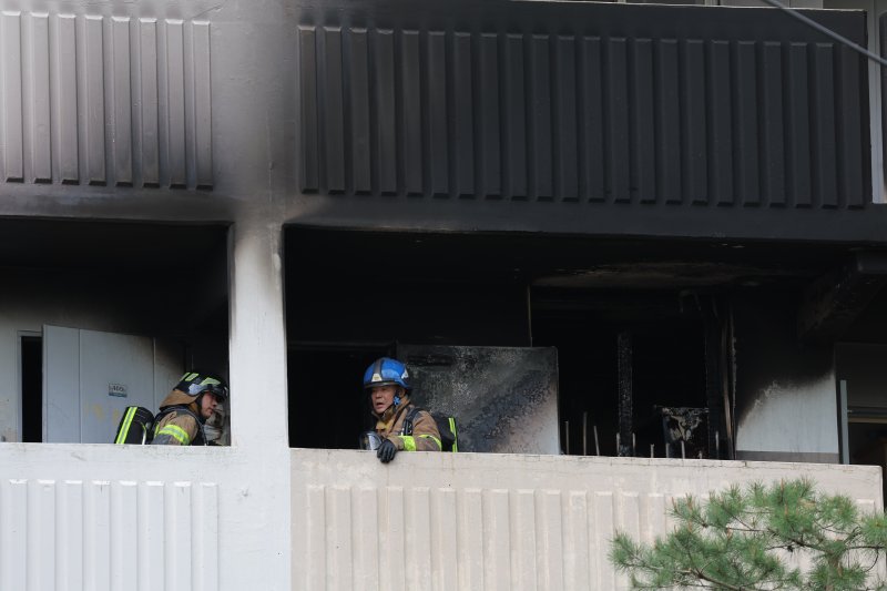 21일 서울 관악구 봉천동의 한 아파트에서 불이 나 소방대원들이 진화작업 후 현장을 확인하고 있다. 소방당국에 따르면 이날 오전 8시 17분 봉천동 소재 21층 규모의 아파트 4층에서 화재가 발생해 신원미상의 남성 1명이 숨지고 4층에서 추락한 70~80대 여성 2명이 전신에 화상을 입는 등 크게 다쳐 병원으로 이송됐다. 2025.4.21/뉴스1 ⓒ News1 박정호 기자