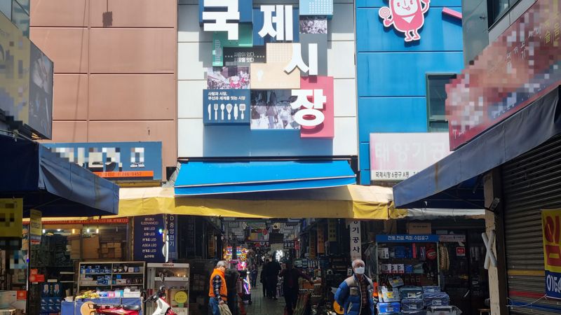 "계엄을 왜 해싸갖고" "그래도 이재명은 안된데이"…'경제살려야' 일성 [부산민심 현장을 가다]