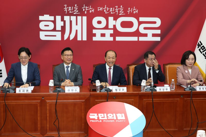 황우여 국민의힘 선관위원장과 위원들이 21일 오전 서울 여의도 국회에서 대통령후보자 선출을 위한 경선 선거관리위원회 회의를 하고 있다. 2025.4.21/뉴스1 ⓒ News1 이광호 기자