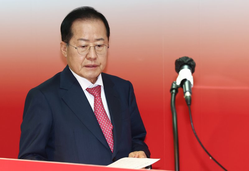 홍준표 국민의힘 대선 경선 후보가 21일 오전 서울 여의도 선거사무소에서 복지 분야 비전 발표 기자회견을 하기 위해 입장하고 있다. 뉴스1