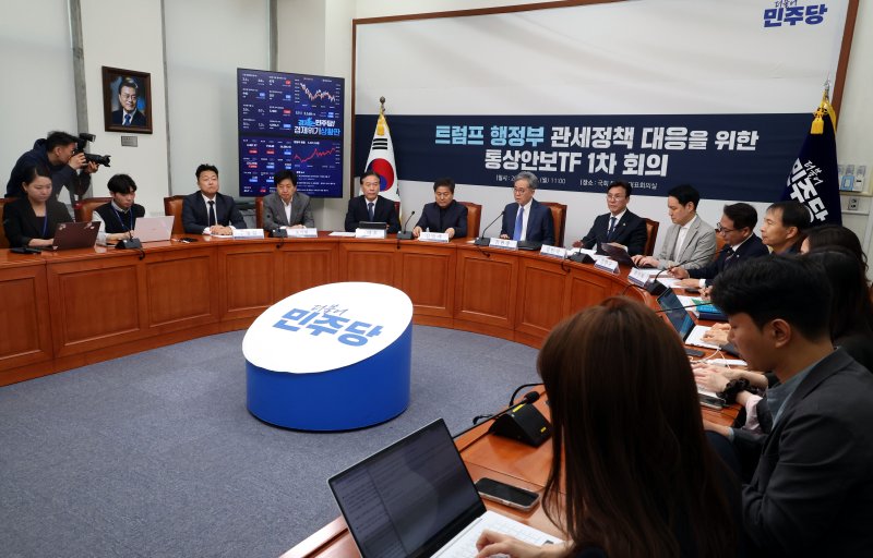 [서울=뉴시스] 조성봉 기자 = 김현종 더불어민주당 트럼프 행정부 관세정책 대응을 위한 통상안보 TF 단장이 21일 오전 서울 여의도 국회에서 열린 통상안보 TF 1차회의에서 발언을 하고 있다. 2025.04.21. suncho21@newsis.com