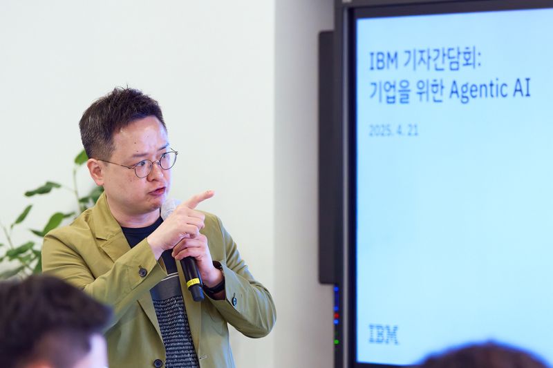 21일 서울 여의도 한국IBM 오피스에서 김지관 한국IBM 상무가 '왓슨X오케스트레이트'를 시현하고 있다. IBM 제공.