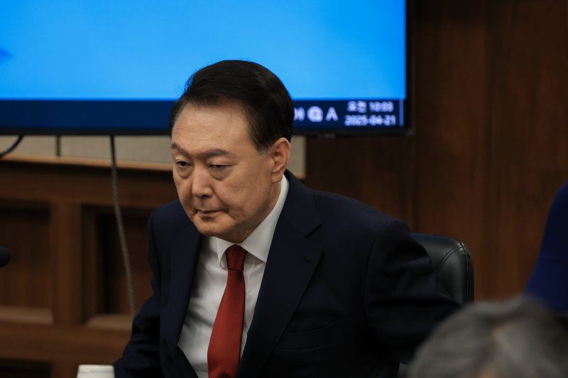 [서울=뉴시스] 사진공동취재단 = 윤석열 전 대통령이 21일 오전 서울 서초구 서울중앙지방법원에서 열린 내란 우두머리 혐의에 대한 두 번째 정식 재판에 출석하고 있다. 2025.04.21. photo@newsis.com