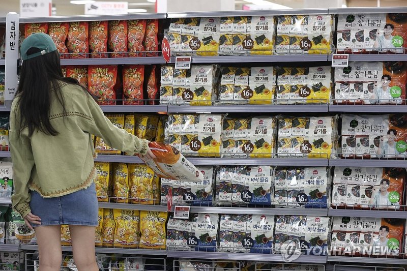 김 집어 든 외국인 관광객 (출처=연합뉴스)