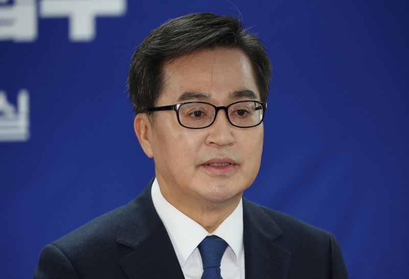 [서울=뉴시스] 고승민 기자 = 대선 출마를 선언한 김동연 경기도지사가 15일 서울 여의도 더불어민주당사에서 예비후보자 등록 접수를 마친 뒤 취재진 질문에 답하고 있다. 2025.04.15. kkssmm99@newsis.com