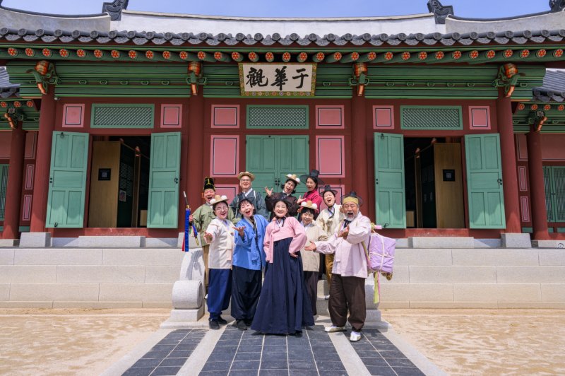 [수원=뉴시스] 주민배우와 함께하는 고궁산책’에서 연기하는 행궁동 주민 배우들의 모습. (사진=수원시 제공) 2025.04.21. photo@newsis.com‘ *재판매 및 DB 금지