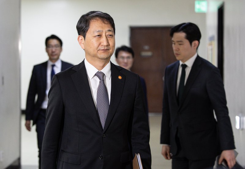 안덕근 산업통상자원부 장관이 21일 오후 서울 여의도 국회 산업통상자원중소벤처기업위원회 위원장실로 향하고 있다. 최상목 경제부총리와 안덕근 산업부 장관은 24일 미국 베센트 재무부 장관, 그리어 USTR(미국 무역대표부) 대표와 한미 2+2 통상협의를 개최한다. 사진=뉴스1