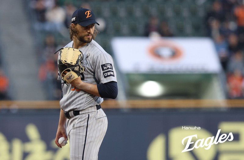 [서울=뉴시스] 프로야구 한화 이글스 라이언 와이스가 10일 잠실구장에서 열린 2025 신한 쏠뱅크 KBO리그 두산 베어스와의 경기에 선발 등판해 1루 주자를 바라보고 있다. (사진=한화 이글스 제공) 2025.04.10. *재판매 및 DB 금지