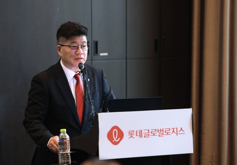 강병구 롯데글로벌로지스 대표이사가 21일 기업설명회에서 롯데글로벌로지스의 사업 전략과 비전을 설명하고 있다. (롯데글로벌로지스 제공)