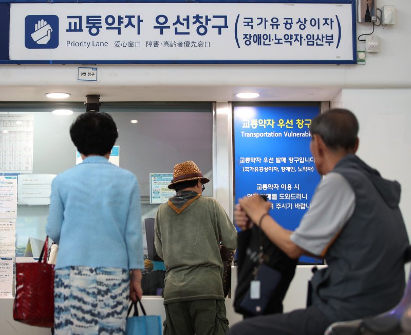 [서울=뉴시스] 김진아 기자 = 국가보훈부는 '보훈보상대상자 지원에 관한 법률'(보훈보상자법)이 18일부터 시행되면서 '보훈보상대상자'와 '지원대상자'도 지하철·KTX 등을 이용할 때 무료 또는 운임 할인 혜택을 받고 그 외 양로·양육 등 경제적 지원이 확대한다고 전했다. 사진은 이날 서울역 모습. 2023.07.18. bluesoda@newsis.com
