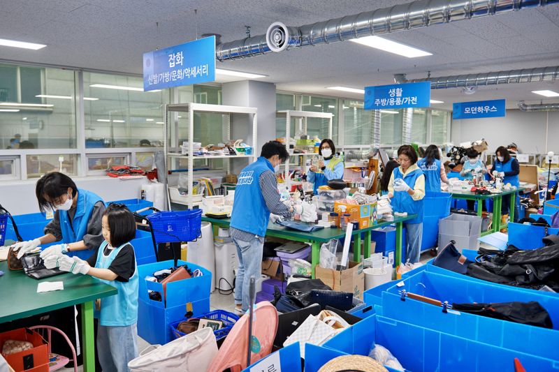우리은행 가족봉사단, 굿윌스토어 밀알금천점서 봉사