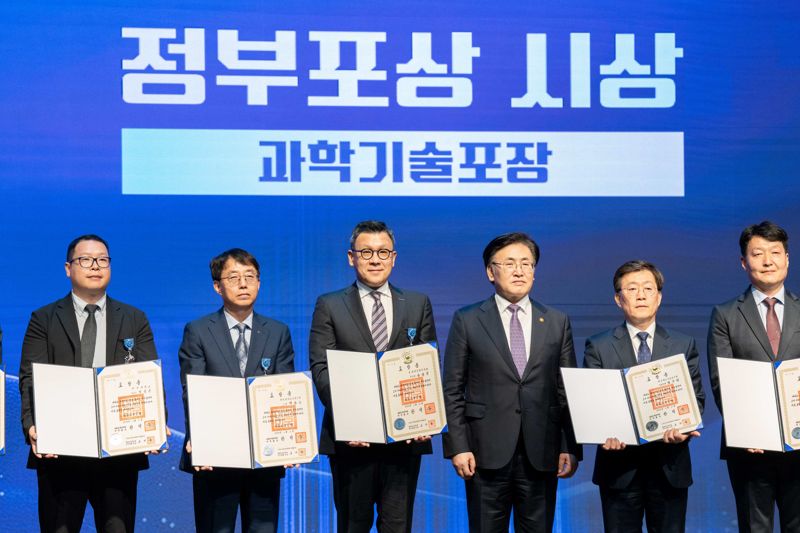 송용진 두산에너빌 사장 '제58회 과학의 날' 포장 수상