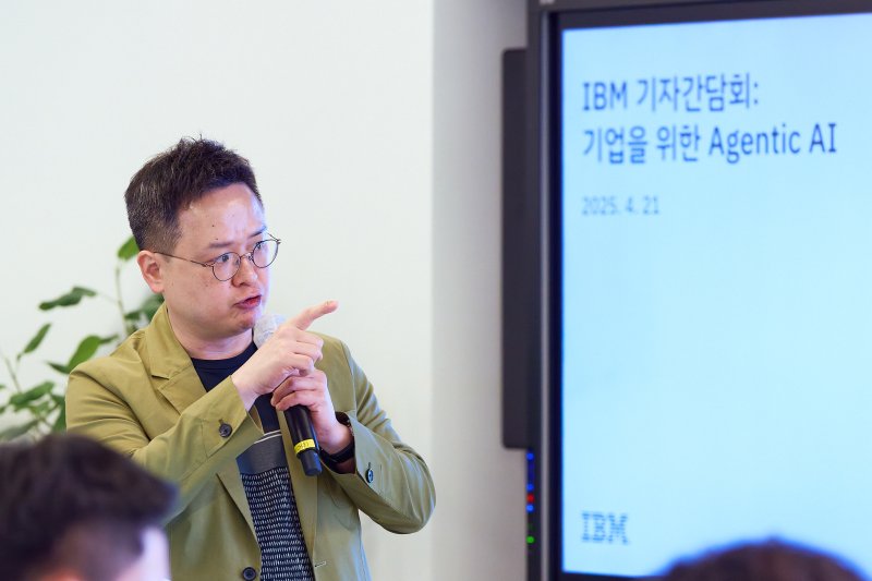 김지관 한국IBM 클라이언트 엔지니어링 총괄이 발표하고 있다.(한국IBM 제공)