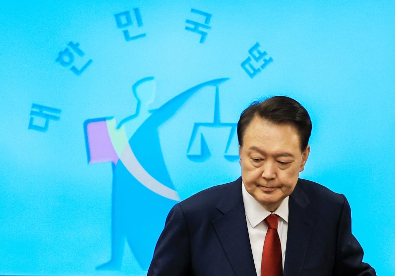 윤석열 전 대통령이 21일 서초동 서울중앙지법에서 열린 내란 우두머리 혐의에 대한 두 번째 정식 재판에 출석하고 있다. 2025.4.21/뉴스1 ⓒ News1 사진공동취재단