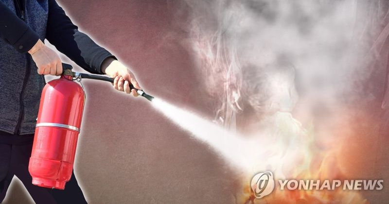 상가 앞에 난 불 꺼줬더니...식당 사장 "소화기 물어내라" 씁쓸