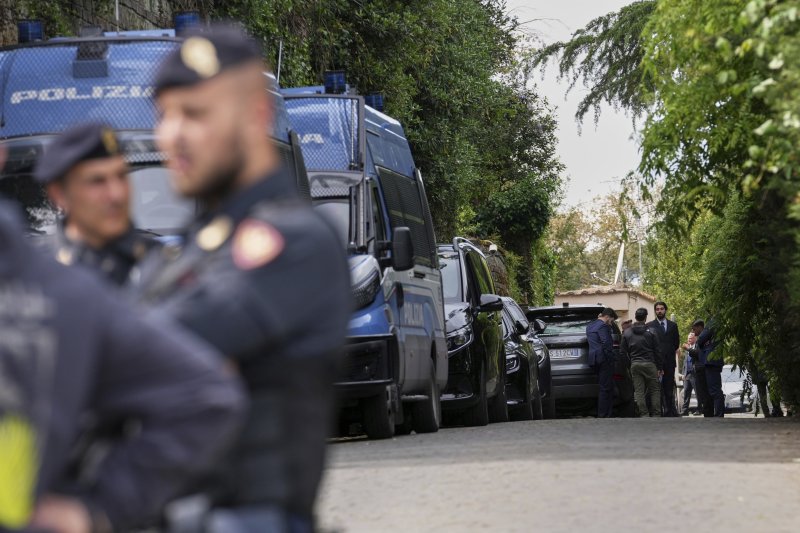 [로마=AP/뉴시스] 지난 19일 미국과 이란의 2차 핵 협상이 열린 이탈리아 로마 주재 오만 대사관 외곽을 경찰이 순찰하는 모습. 2025.04.21.